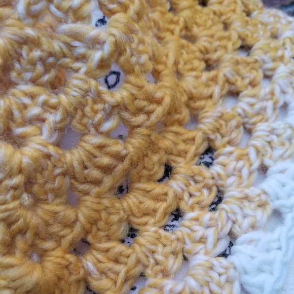 NWT Handmade Crochet Mini Shawlette - Picture 3 of 3